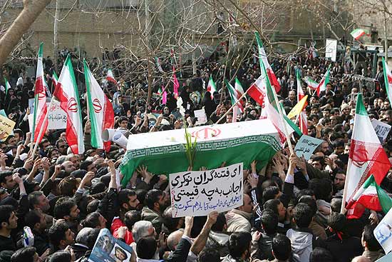 Iranianos participam de funeral do estudante Sanee Zhaleh, morto a tiros durante manifestaes em Teer