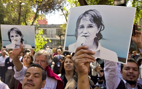 Apoiadores da jornalista mexicana Carmen Aristegui; ela  restituda ao cargo aps polmica