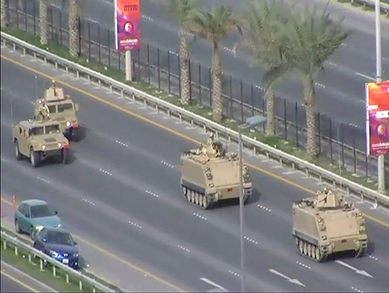 Imagem de vdeo mostra veculos blindados seguindo para a praa Pearl, em Manama, ocupada por manifestantes