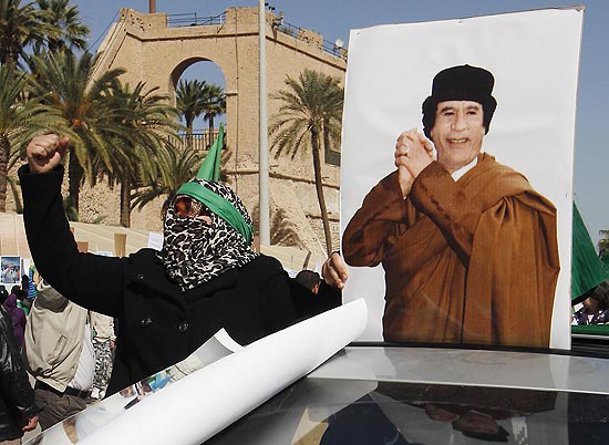Partidrio Muammar Gaddafi desfila em Trpoli com a foto do lder para se contrapor a &quot;Dia de Fria&quot; da oposio
