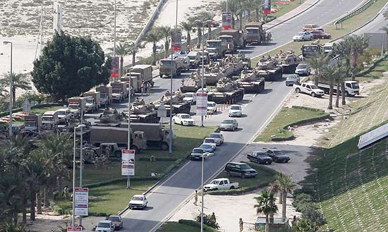Tanques na rua que d acesso  praa Pearl; Exrcito do Bahrein tomou controle de Manama e vetou protestos