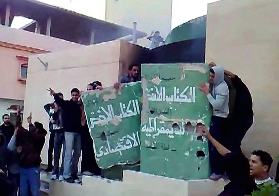 Imagem de vdeo mostra supostos manifestantes antirregime destruindo um monumento de Gaddafi em Tobruk