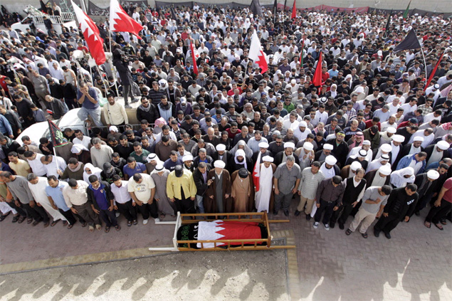 Milhares de pessoas participam de funeral de Mahmoud Maki Abu Taki, 22, morto em confrontos com a polcia do Bahrein