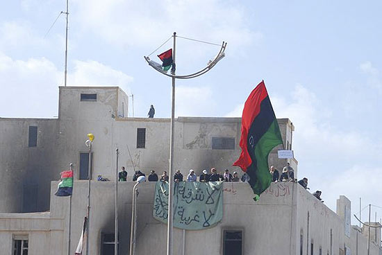 Imagem sem data no Facebook mostra manifestantes em telhado de prdio, possivelmente em Benghazi