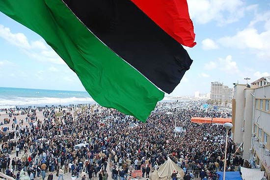Manifestantes se renem supostamente em Benghazi nessa imagem sem data colocada na rede social Facebook
