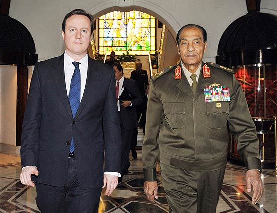 Cameron ( esq.) encontra ministro da Defesa e lder do Conselho Supremo das Foras Armadas do Egito