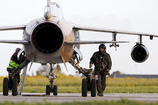 Piloto da força aérea líbia caminha perto de jato Mirage que pousou no aeroporto internacional de Malta