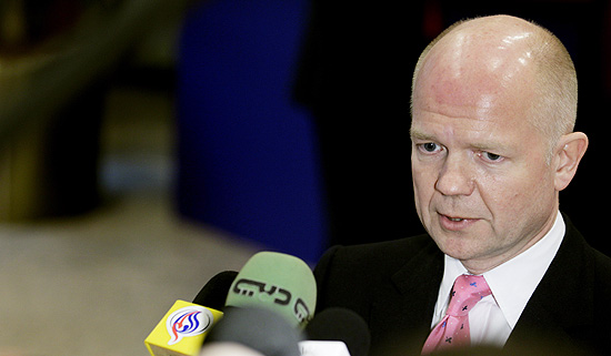 O chanceler britnico, William Hague, diz em Bruxelas que Gaddafi pode estar indo para a Venezuela