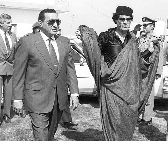 Gaddafi com o ex-ditador egípcio, Hosni Mubarak, em 1989;
