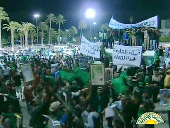 Imagens da TV estatal da Lbia afirmam que grupo de defensores do ditador se renem no centro de Trpoli