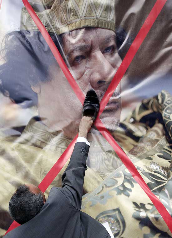 Um insulto no mundo rabe, imagem de ditador  atacada com sapato em protesto na Embaixada da Lbia no Cairo