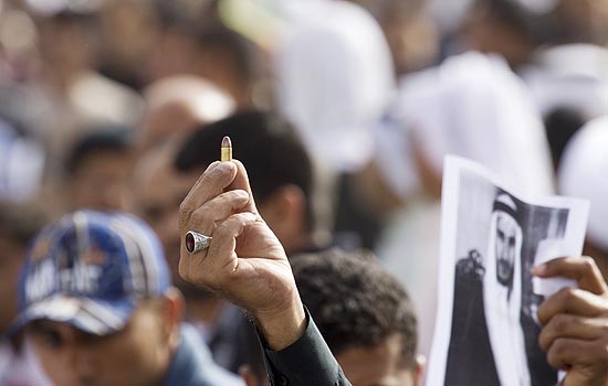Bareinita mostra bala durante funeral do manifestante morto Ridha Mohammed em Malkiya, a oeste de Manama