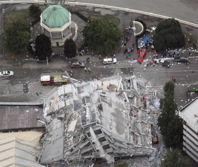 Prdio de quatro andares fica no cho aps tremor que matou ao menos 65; clique e veja vdeo da BBC