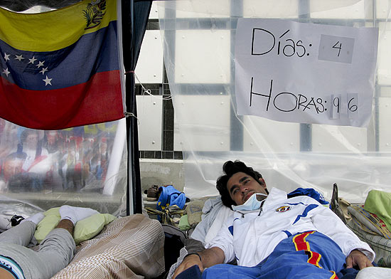 Cinco jovens anti-Chvez esto acampados h quatro dias em frente  Embaixada do Brasil em Caracas