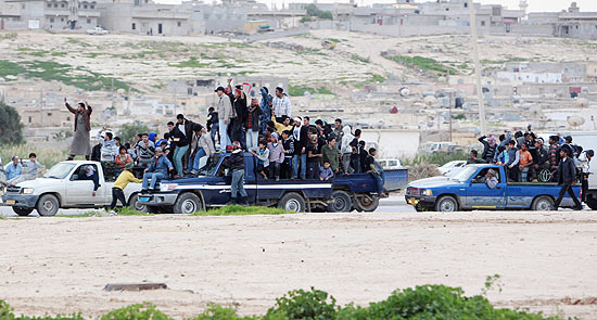 Manifestantes protestam em Tobruk, cidade que segundo o Exército líbio já está sob controle dos opositores