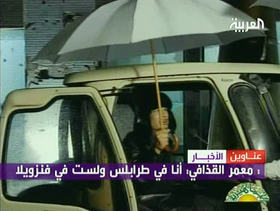 Imagem da TV estatal lbia mostra o ditador do pas, Muammar Gaddafi, dentro de carro supostamente em Trpoli