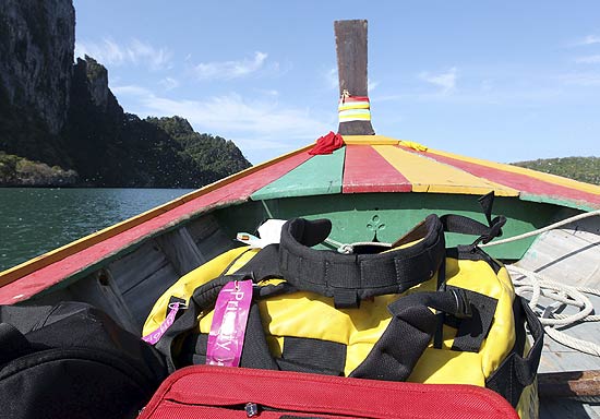 Barco que transporta bagagem de turistas, com etiqueta da companhia Thai Airways, at uma ilha de Trang