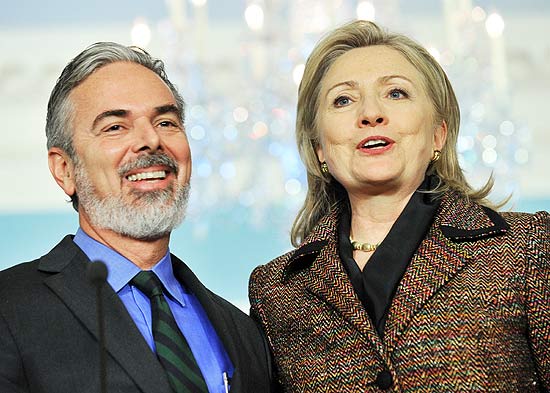 Hillary Clinton posa ao lado de chanceler brasileiro Antônio Patriota; ela diz que Líbia deve assumir seus atos
