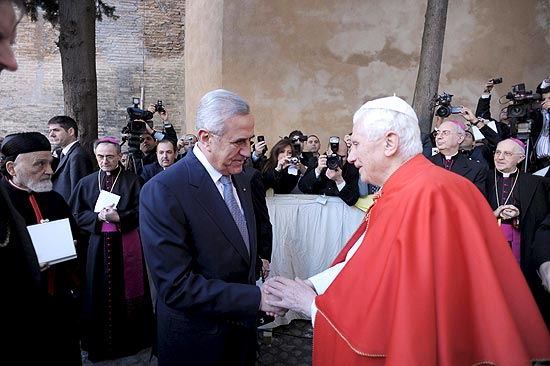 papa Bento 16 cumprimenta o presidente do Lbano, Michel Suleiman, antes de reunio no Vaticano nesta quinta