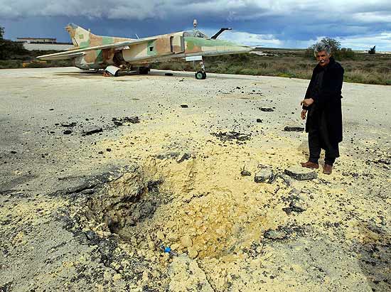 Lbio mostra cratera causada pelo que seria um mssel jogado pela Fora Area em aeroporto de Al Abrak