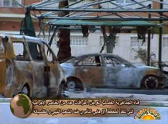 TV mostra carros queimados em Trpoli; Gaddafi diz que rebelio no pas  comandada pela Al Qaeda