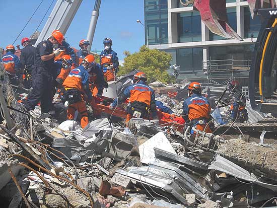 Equipes de resgate japonesas retiram vtima de escombros da Canterbury Television em Christchurch