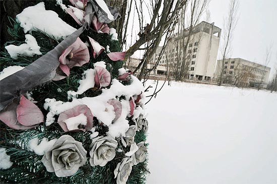 Arranjo de flores fica coberto de neve em Prypyat, perto de Chernobyl, s vsperas dos 25 anos da tragdia que matou 32
