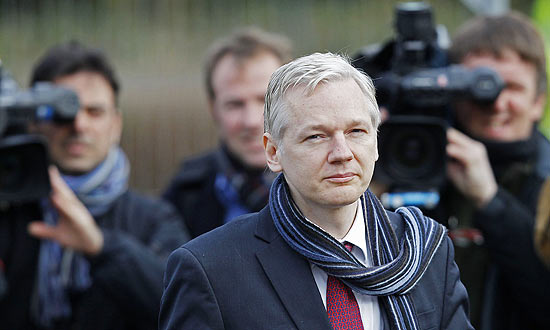 O fundador do WikiLeaks, Julian Assange, chega ao tribunal Belmarsh Magistrates em Londres nesta quinta-feira