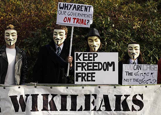 Partidários do fundador do WikiLeaks, Julian Assange, mostram cartazes que pedem sua libertação em Londres