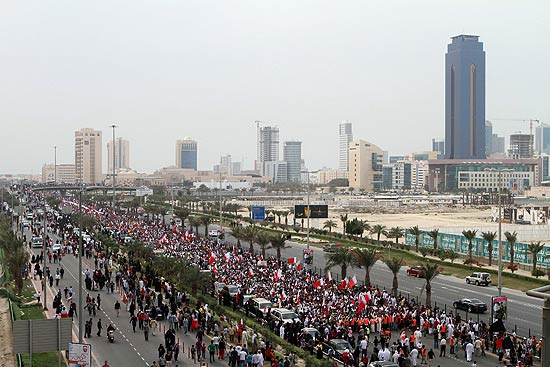 Manifestantes xiitas antigoverno participam de procisso em memria a mortos por represso no Bahrein