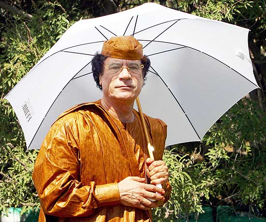 O ditador Muammar Gaddafi ficou famoso ao longo dos anos por ostentar seu excntrico guarda-roupa ao redor do mundo