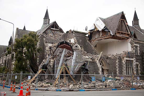 Igreja que desabou  vista em rua de Christchurch; mortos em terremoto chegam a 123