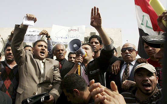 Manifestantes criticam governo e pedem ao contra pobreza e corrupo em Bagd; em Mossul, ao menos cinco morreram