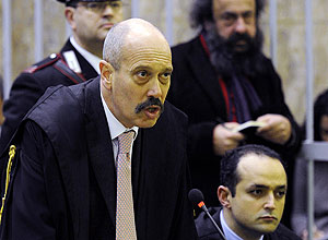 Promotor italiano Fabio De Pasquale fala durante abertura de julgamento por fraude tributria envolvendo Berlusconi