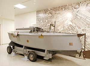 Submarino exibido no museu da CIA, que ainda tem um estojo de maquiagem usado por espies; veja imagens