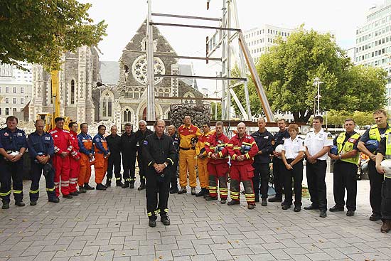 Equipes de resgate fazem dois minutos de silêncio para marcar uma semana de terremoto em Christchurch