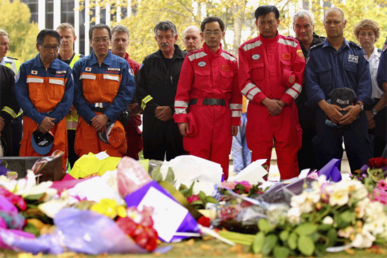 Socorristas fazem dois minutos de silncio em homenagem s vtimas do terremoto em Christchurch