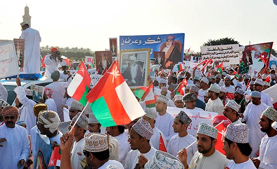 Partidrios do sulto Qaboos bin Said renem-se em Mascate para demonstrar apoio ao governo do pas
