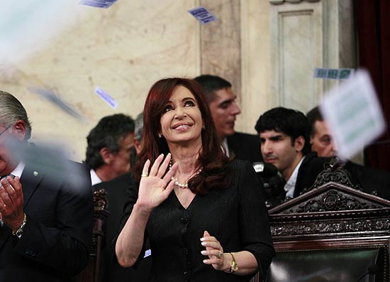 A presidente da Argentina, Cristina Kirchner, acena ao entrar no Congresso para o incio do ano legislativo