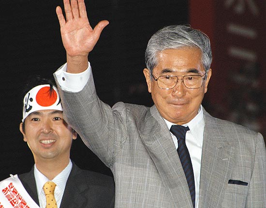 Governador de Tquio, Shintaro Ishihara, cumprimenta apoiadores; ele desistiu de nova reeleio aps 12 anos no poder