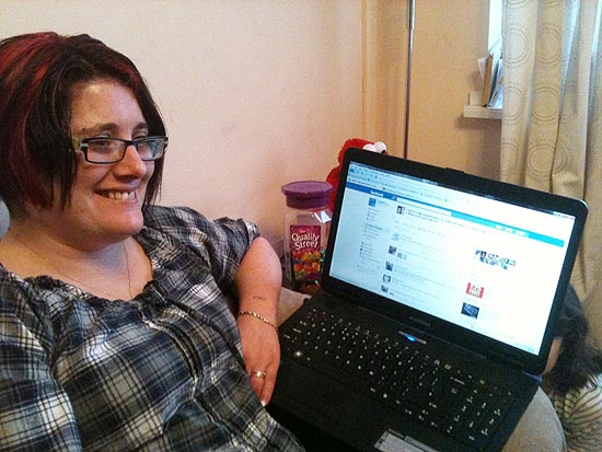 Kelly Coxhead ouviu do noivo que, se ela conseguisse reunir 1 milho de pessoas no Facebook, os dois se casariam