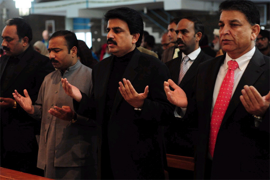 O ministro das Minorias Religiosas do Paquisto, o cristo Shahbaz Bhatti (centro), durante missa em Islamabad