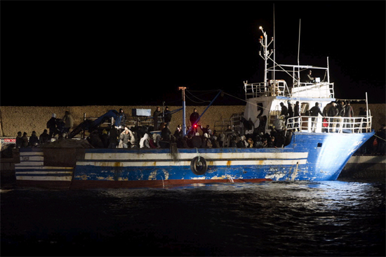 Embarcao com 347 imigrantes ilegais  escoltada pela Guarda Costeira at o porto de Lampedusa
