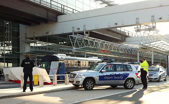 Polcia cerca nibus que carregava militares americanos em frente ao Terminal 2 do Aeroporto de Frankfurt