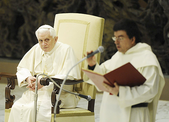 Bento 16 na audincia de quarta-feira no Vaticano; livro do papa diz que judeus no tm culpa por morte de Cristo