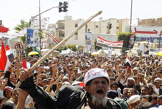 Iemenita grita frases contra o ditador Ali Abdullah Saleh na Universidade de Sanaa, capital do pas