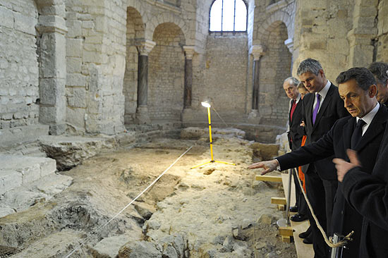 Presidente da Frana, Nicolas Sarkozy, visita Catedral de Puy-en-Velay e defende a conservao da identidade da Frana