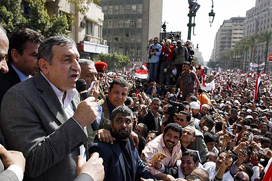 O novo premi do Egito, Essam Sharaf, discursa a cerca de 10 mil pessoas na praa Tahrir, no Cairo
