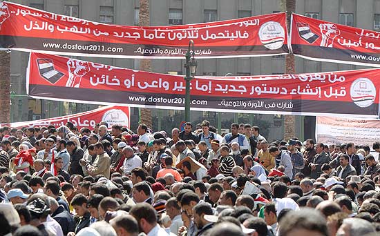 Milhares de egpcios voltam a se reunir na praa Tahrir, no Cairo, para celebrar o sucesso de sua revoluo