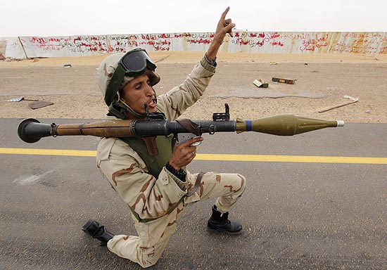 Rebelde anti-Gaddafi se prepara para atirar em Ras Lanouf, na Lbia; batalha segue para Sirte